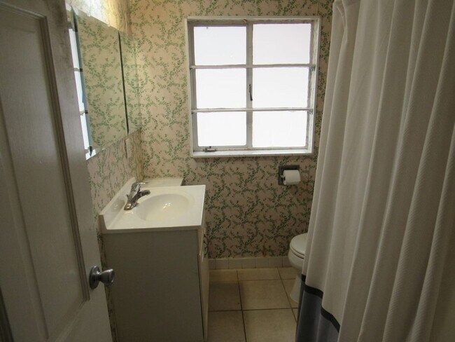 Building Photo - 229 Natalen Ave
