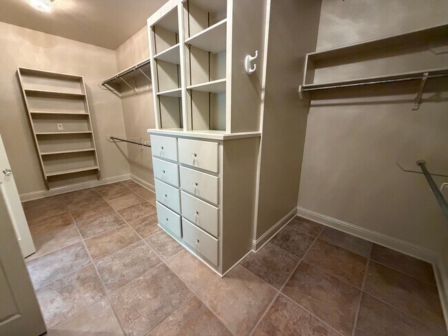 Building Photo - Gorgeous 4 bedroom, 3 Bathroom Home in Lakeside on Long Lake