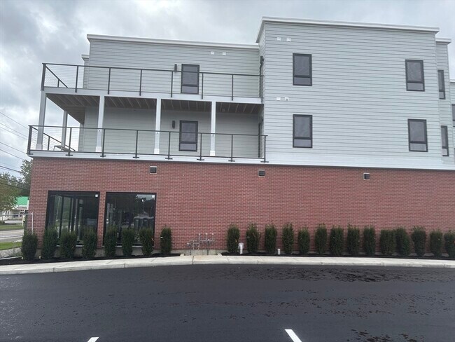 Building Photo - 1391 Main St