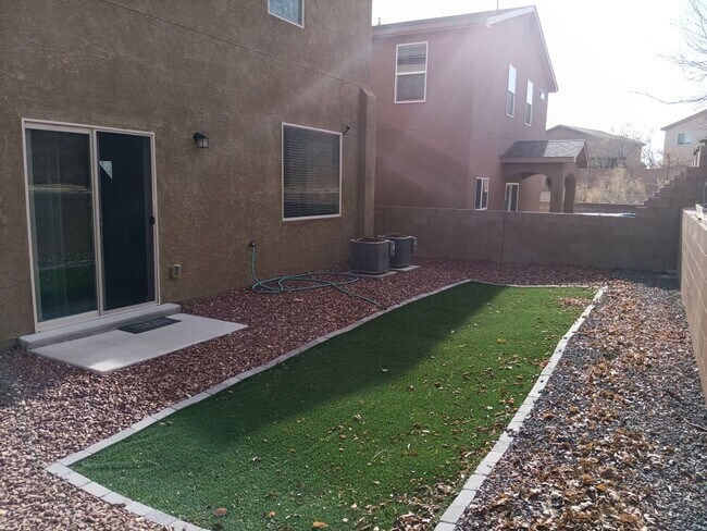 Building Photo - Spacious 3 bedroom, 2.5 bathroom home! Showings available NOW!