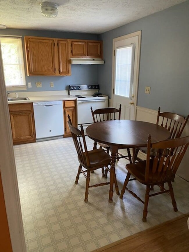 Building Photo - 703 School St