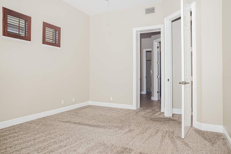 Building Photo - 462 E Rosebud Dr