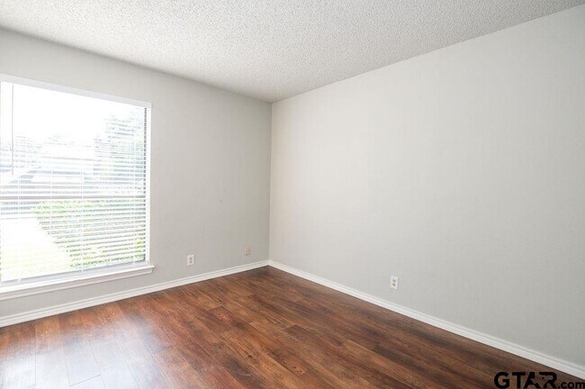 Building Photo - 5809 Hollytree-