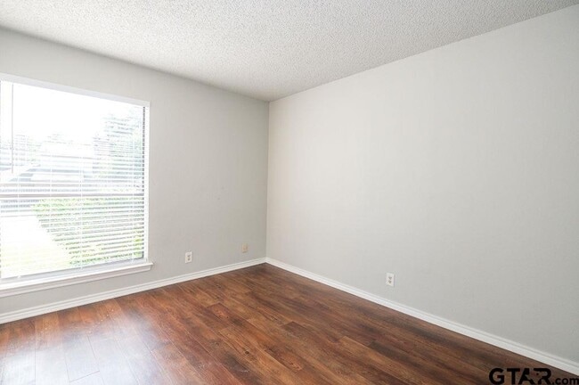 Building Photo - 5809 Hollytree Dr
