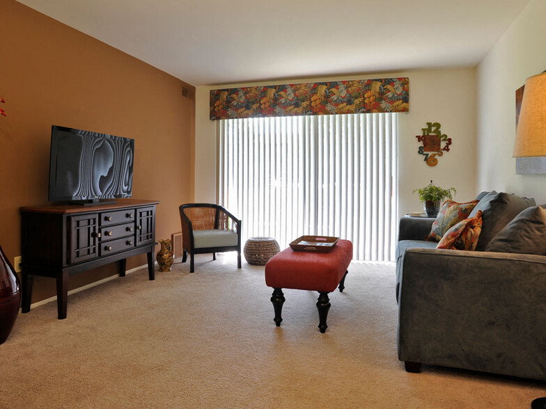 Living Room - Fox Pointe Apartments