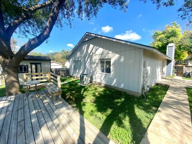 Building Photo - Remodeled 3 Bedroom 2 Bath  with cute back...