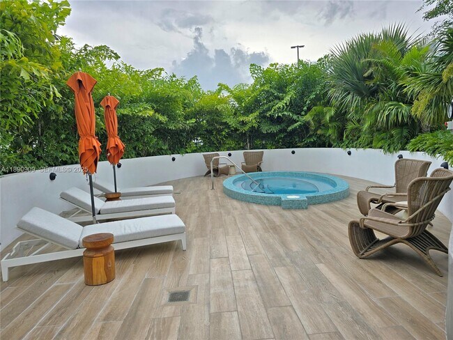 Building Photo - 700 NE 24th St