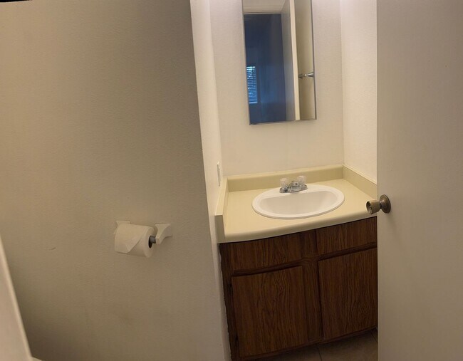 Building Photo - 2 bedroom, 1.5 baths, Boulder Hills condo