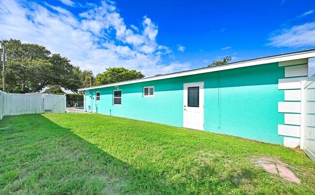 Building Photo - 4189 Hammock Dr