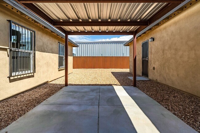 Building Photo - 615 S Santa Rita Ave