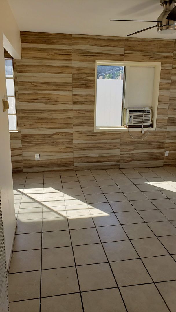 Building Photo - E Washington Ave Triplex