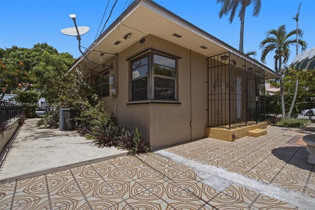Building Photo - 1200 SW 18th Ave