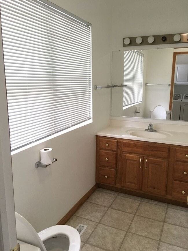 Building Photo - Main level living, brick duplex in quiet N...