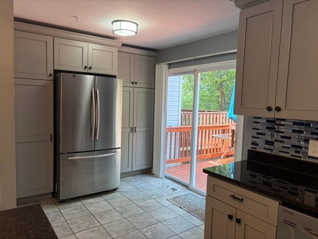 Building Photo - Beautiful Townhome in Seven Oaks!