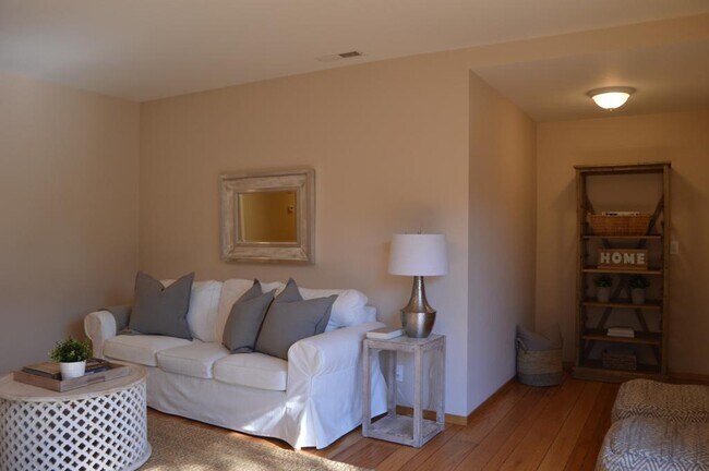 Building Photo - 119 Whitethorne Dr