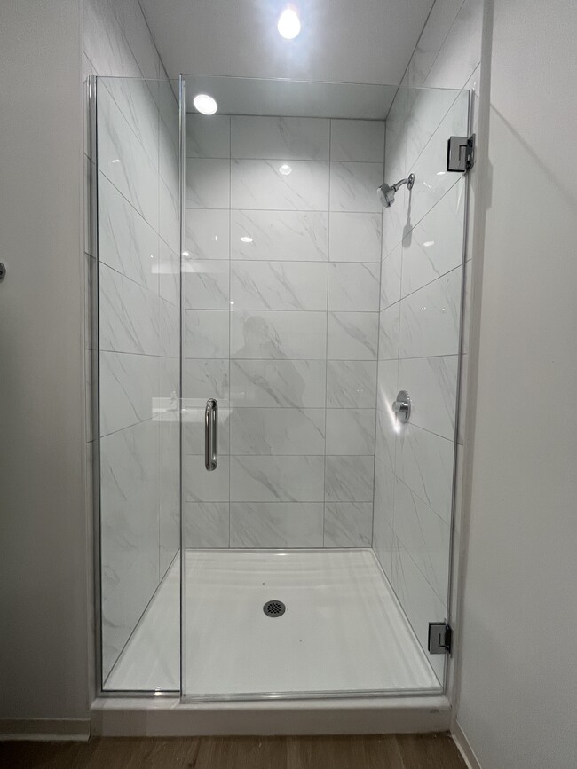 Marble, standing shower - 626 S Clark St