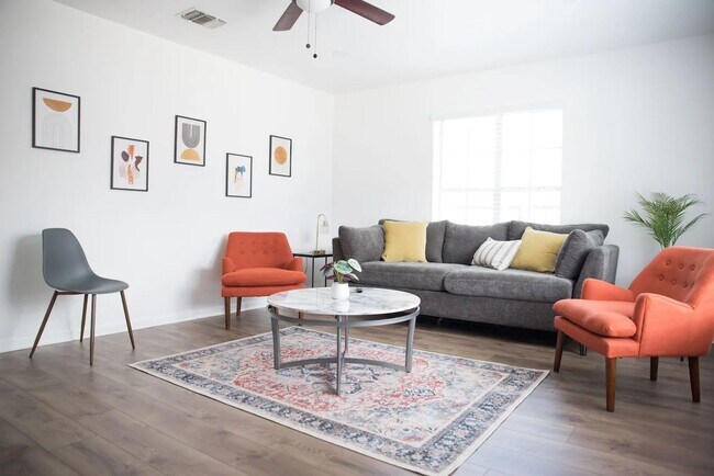 Building Photo - Fully Renovated 1x1 in amazing location!