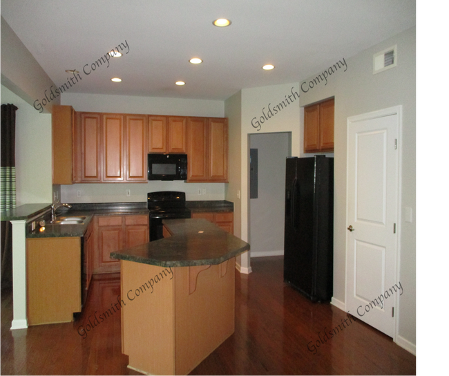 Building Photo - "4-Bed in Greenville - Spacious 2,389 Sq Ft with Fireplace & Hardwood Floors!"