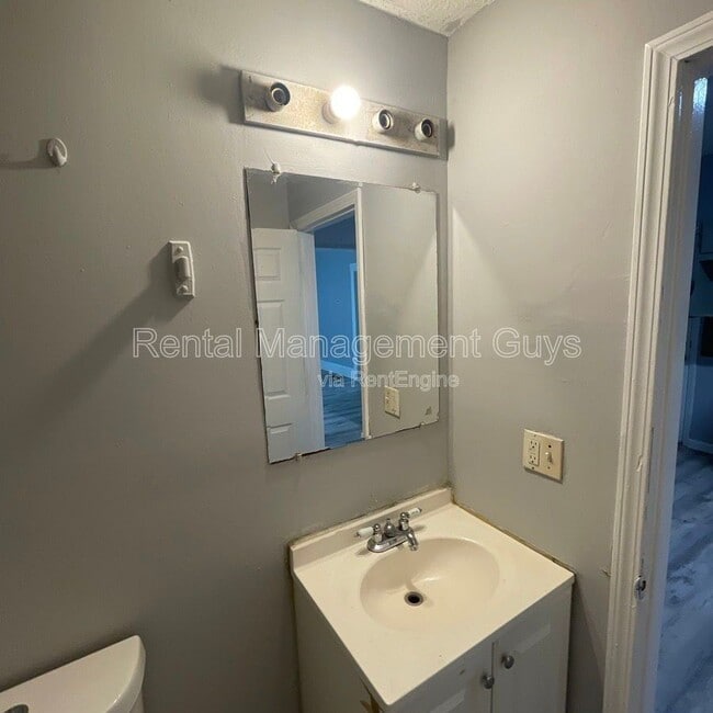 Building Photo - 2931 N Bryant Ave