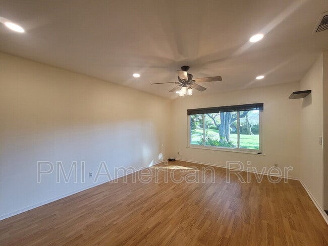 Building Photo - 8387 La Riviera Dr