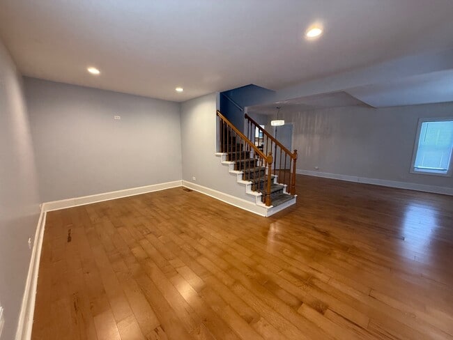 Building Photo - 15036 W Russell Rd