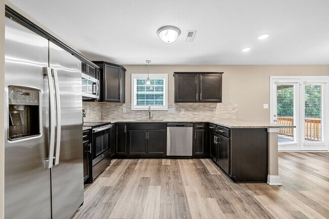 Building Photo - Pet Friendly Five Bedroom!