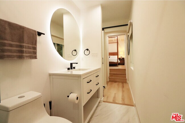 Building Photo - 9042 Phyllis Ave