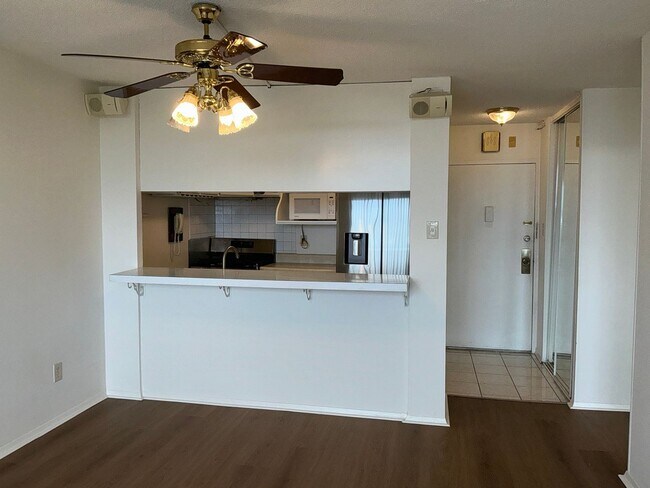 Building Photo - Beautiful 1 BR 1 BA condo at The Forum