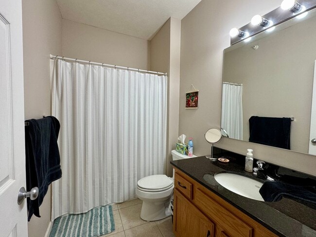 Building Photo - Beautiful Condo!