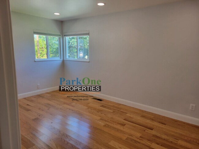 Building Photo - Stunning single level home in Walnut Creek's Parkmead Neighborhood