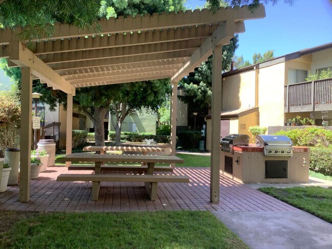 Building Photo - 2 Bedroom 2 Bath Single Story Condo in Mission Valley- Park Villas North