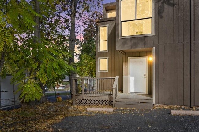 Building Photo - 302 Pleasant St