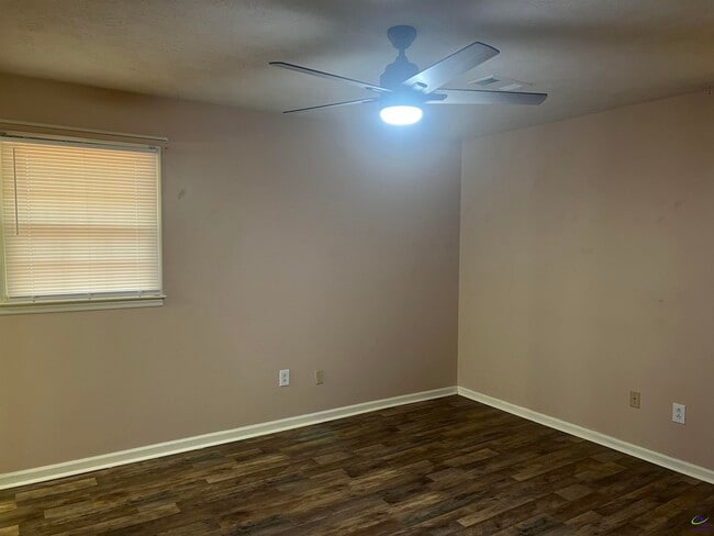 Building Photo - 409 Forest Lake Dr