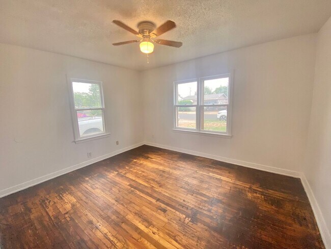 Building Photo - PRE-LEASING NOW. AVAILABLE 7/14