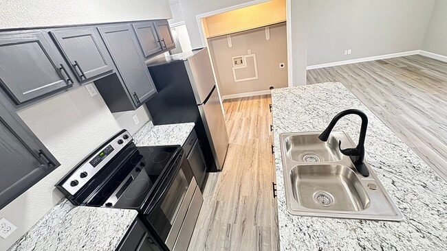 Building Photo - 2 Bedroom , 1 Bathroom Apartment!