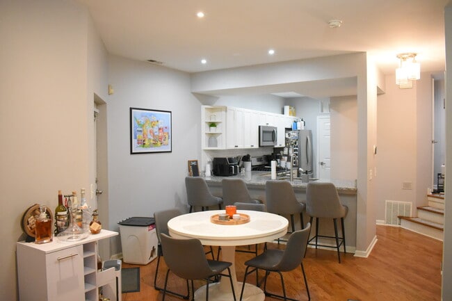 Building Photo - 2851 N Southport Ave