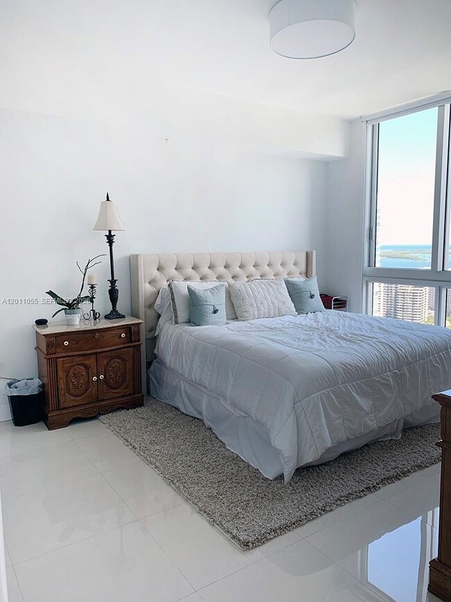 Building Photo - 300 S Biscayne Blvd