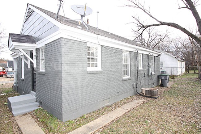 Building Photo - 2977 N Radford Rd