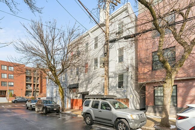 Building Photo - 8 Everett St