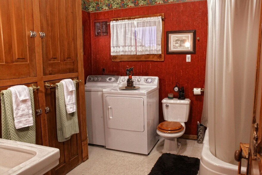 Bathroom with tub/shower combo, in unit washer and dryer - 176 E Linn St