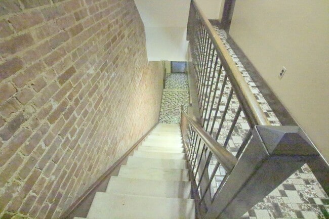 Building Photo - 866 W End Ave