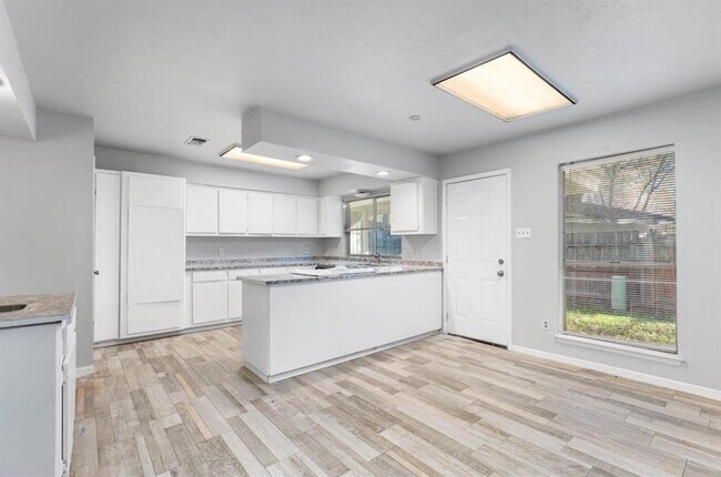 Building Photo - 3710 Fernview Dr