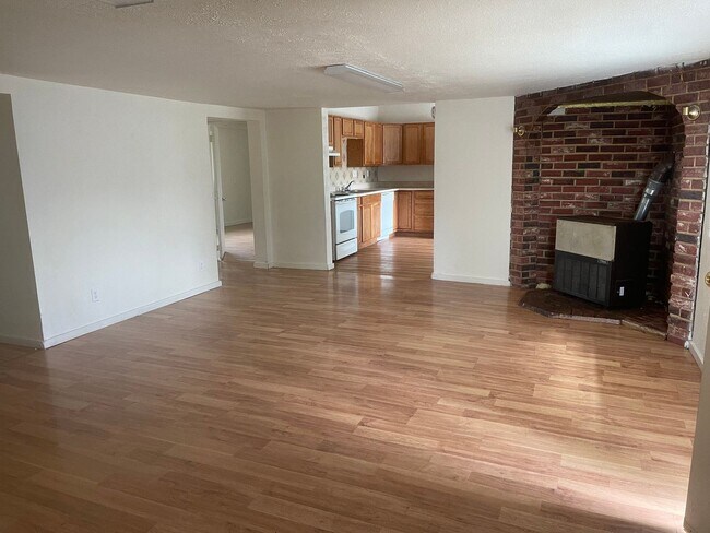 Building Photo - Large downstairs 4 Bedroom apartment in Winston