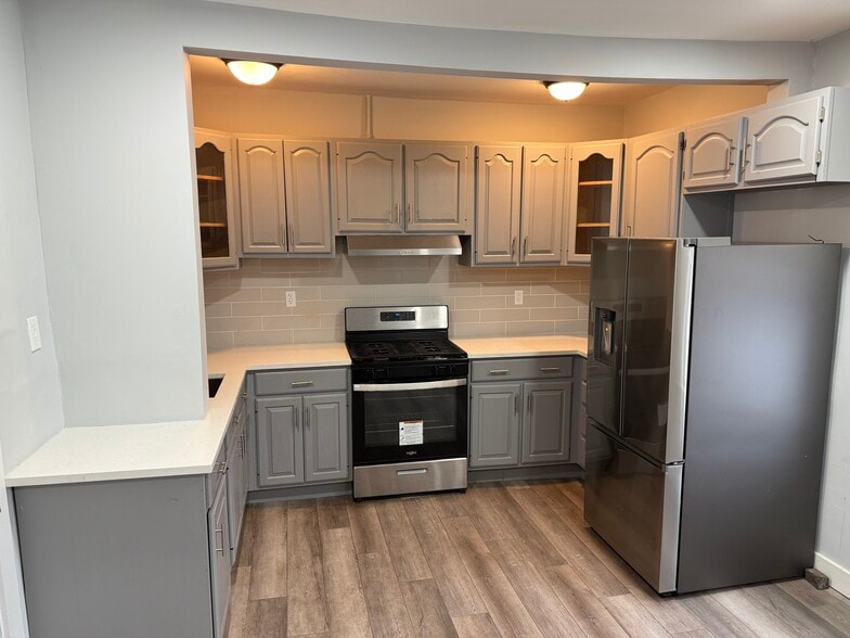 Building Photo - 16 Astoria St