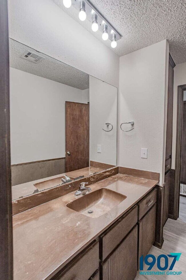 Building Photo - Charming Brick Home with Modern Updates and Large Backyard in Moore!