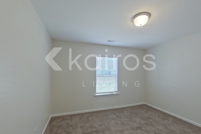 Building Photo - 102 Lord Effingham Wy