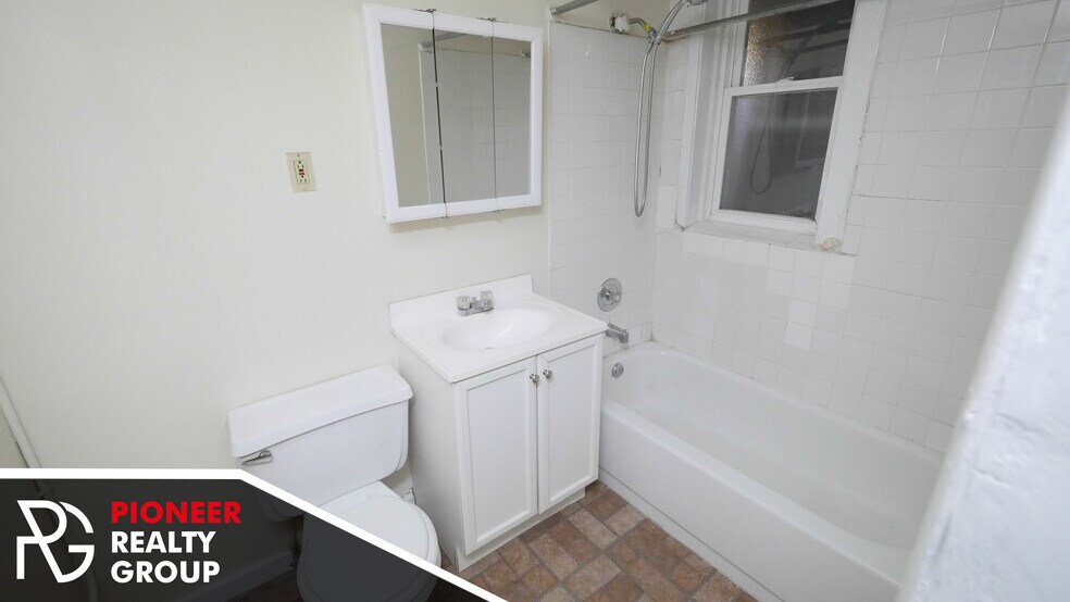 Building Photo - 4433 N Wolcott Ave