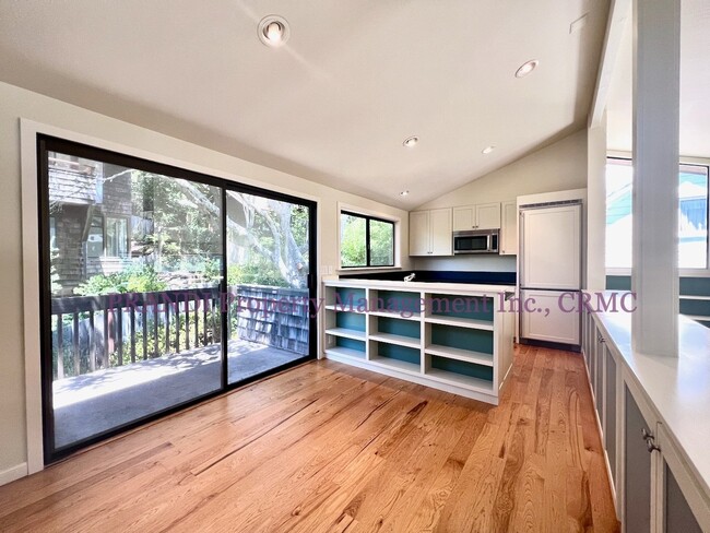 Building Photo - Split Level Condo Just Steps from Downtown