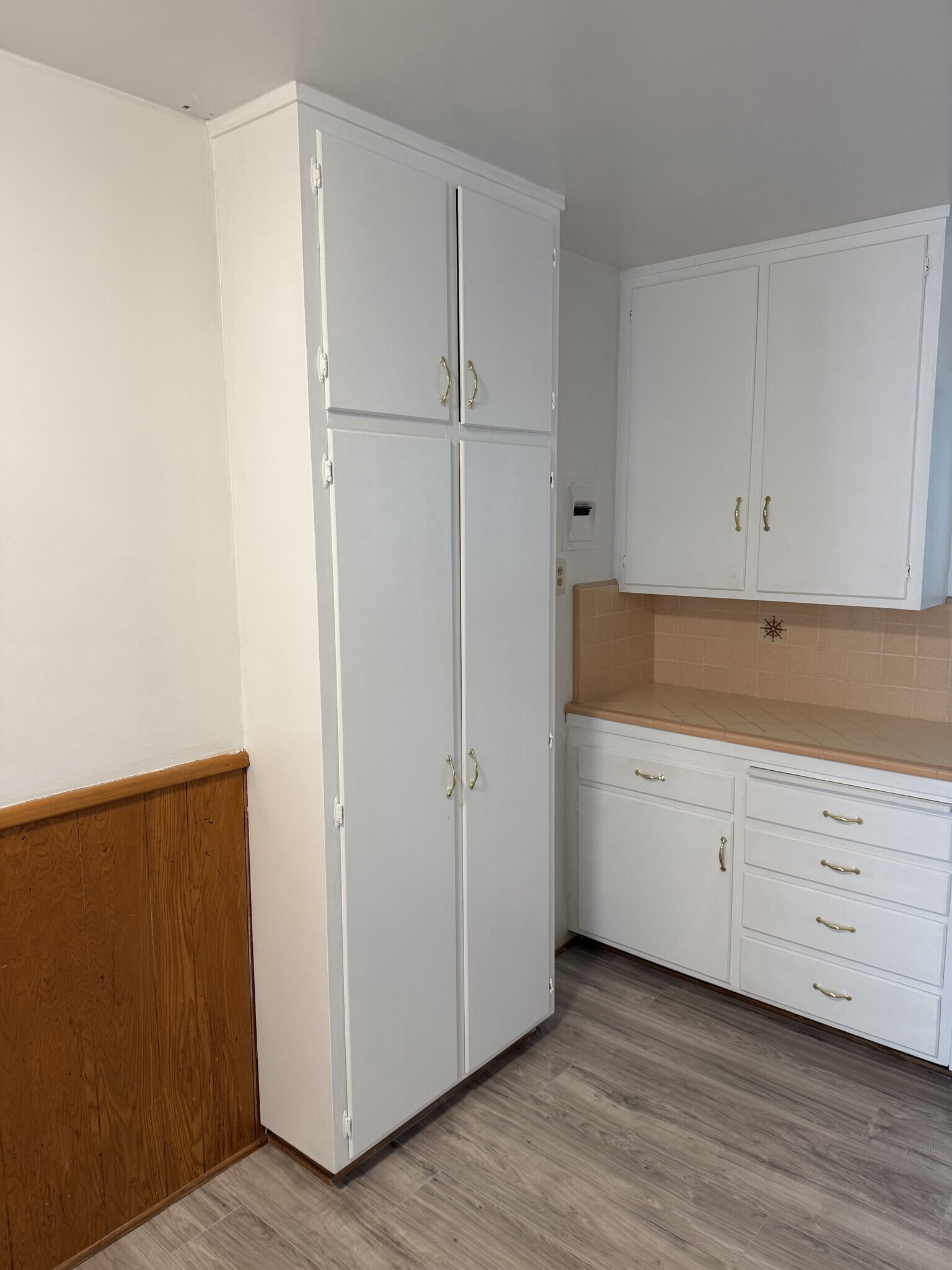 Building Photo - 330 E Fairview Ave