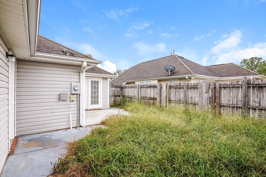 Building Photo - 1061 Village Trail